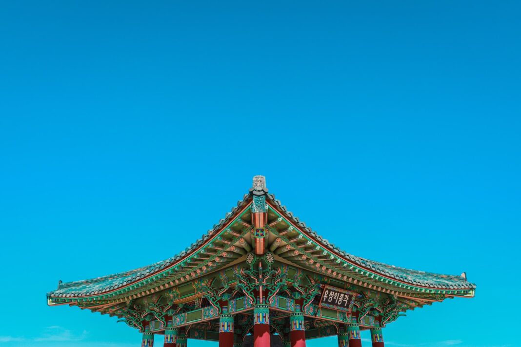 close-up photography of green and red temple during daytime