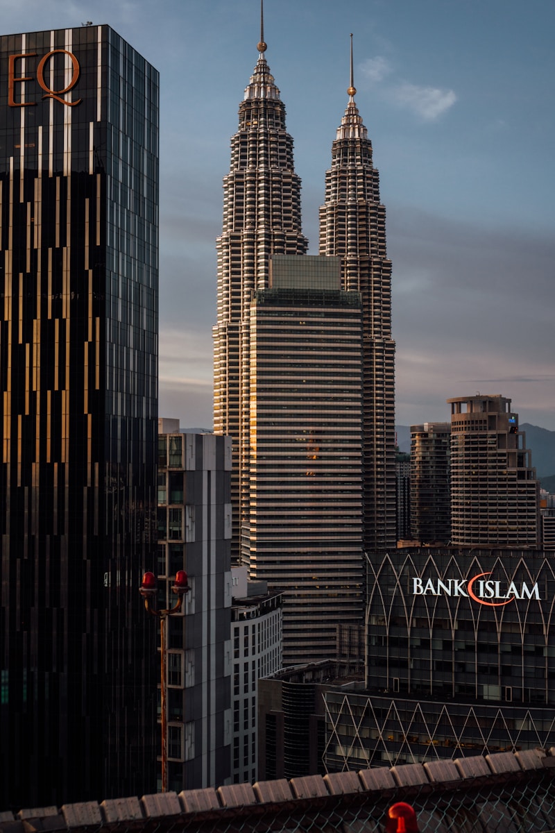 a large skyscraper in a city