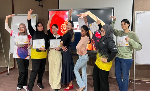 The instructor (centre) with the participants of the workshop