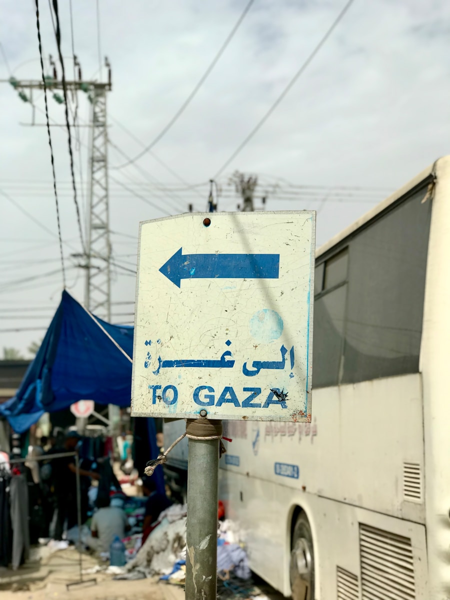 a sign pointing to the right in front of a bus